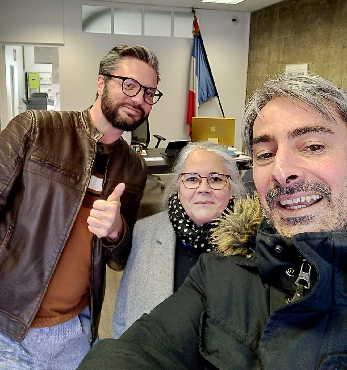 Nupes6912's tweet photo. 📢 Hier, avec l'appui de l'union local CGT d'Oullins, nous manifestions devant la permanence du député @CIsaacSibille à @VilledOullins

🚨Notre délégation est aller à sa rencontre pour l'interpeller sur deux sujets importants : 👉 https://t.co/XeN1MLsoVH