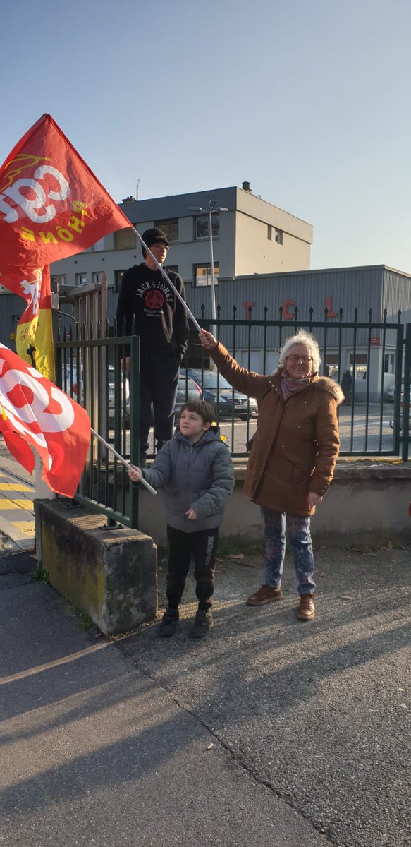Nupes6912's tweet photo. 📢 Hier, avec l'appui de l'union local CGT d'Oullins, nous manifestions devant la permanence du député @CIsaacSibille à @VilledOullins

🚨Notre délégation est aller à sa rencontre pour l'interpeller sur deux sujets importants : 👉 https://t.co/XeN1MLsoVH