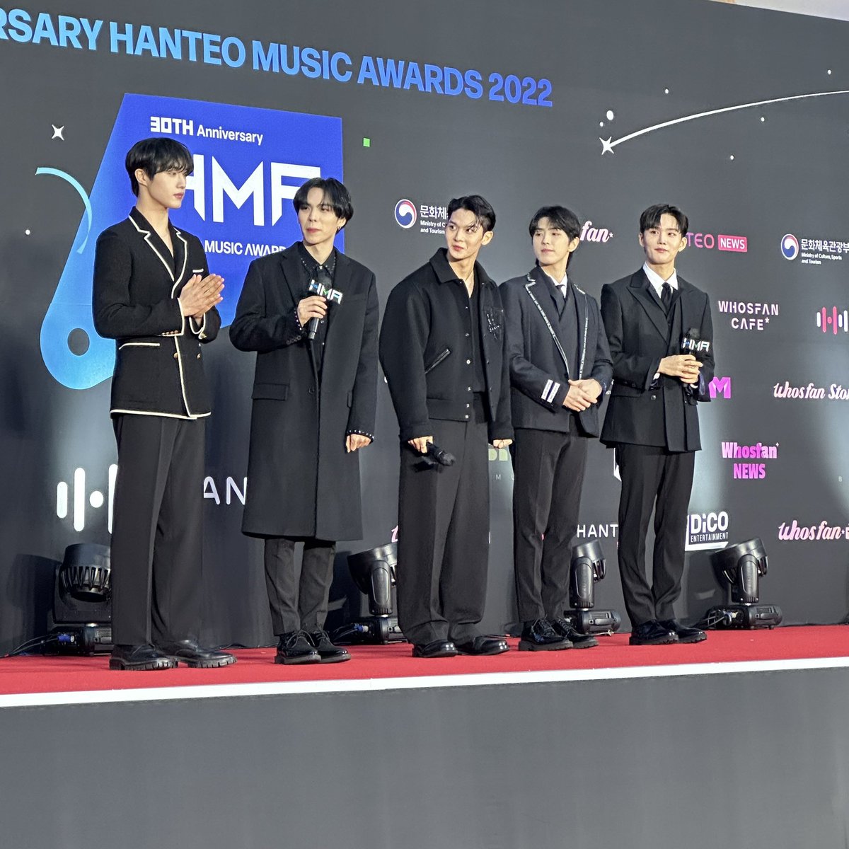 kvibe_yonhap's tweet photo. Check out the photos of #CIX (@CIX_official @CIX_twt) at the red carpet event of the 30th #HanteoMusicAwards ❤️‍🔥🖤🔥 

#한터뮤직어워즈 
#30주년한터뮤직어워즈2022 
#30th_HMAs_2022
#HMAs
#씨아이엑스 https://t.co/n19tEFEW9t