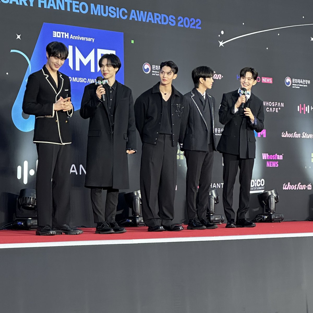kvibe_yonhap's tweet photo. Check out the photos of #CIX (@CIX_official @CIX_twt) at the red carpet event of the 30th #HanteoMusicAwards ❤️‍🔥🖤🔥 

#한터뮤직어워즈 
#30주년한터뮤직어워즈2022 
#30th_HMAs_2022
#HMAs
#씨아이엑스 https://t.co/n19tEFEW9t