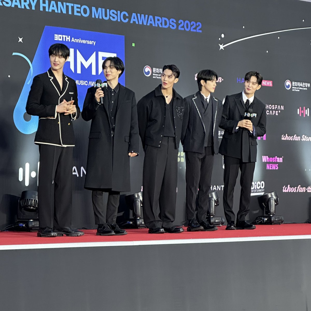 kvibe_yonhap's tweet photo. Check out the photos of #CIX (@CIX_official @CIX_twt) at the red carpet event of the 30th #HanteoMusicAwards ❤️‍🔥🖤🔥 

#한터뮤직어워즈 
#30주년한터뮤직어워즈2022 
#30th_HMAs_2022
#HMAs
#씨아이엑스 https://t.co/n19tEFEW9t