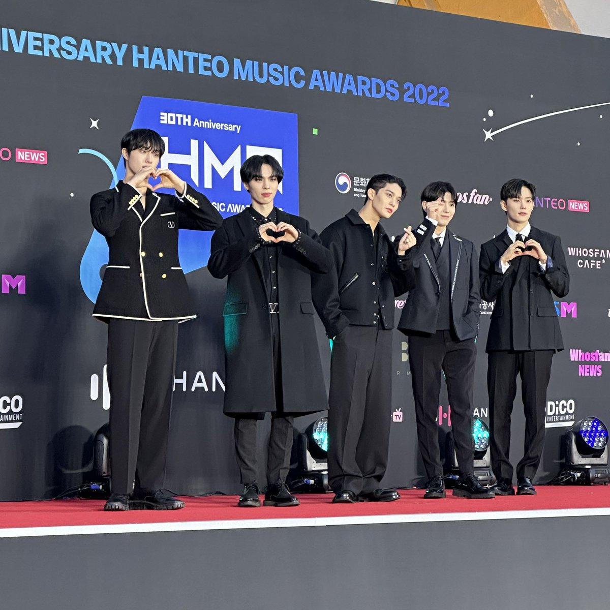 kvibe_yonhap's tweet photo. Check out the photos of #CIX (@CIX_official @CIX_twt) at the red carpet event of the 30th #HanteoMusicAwards ❤️‍🔥🖤🔥 

#한터뮤직어워즈 
#30주년한터뮤직어워즈2022 
#30th_HMAs_2022
#HMAs
#씨아이엑스 https://t.co/n19tEFEW9t