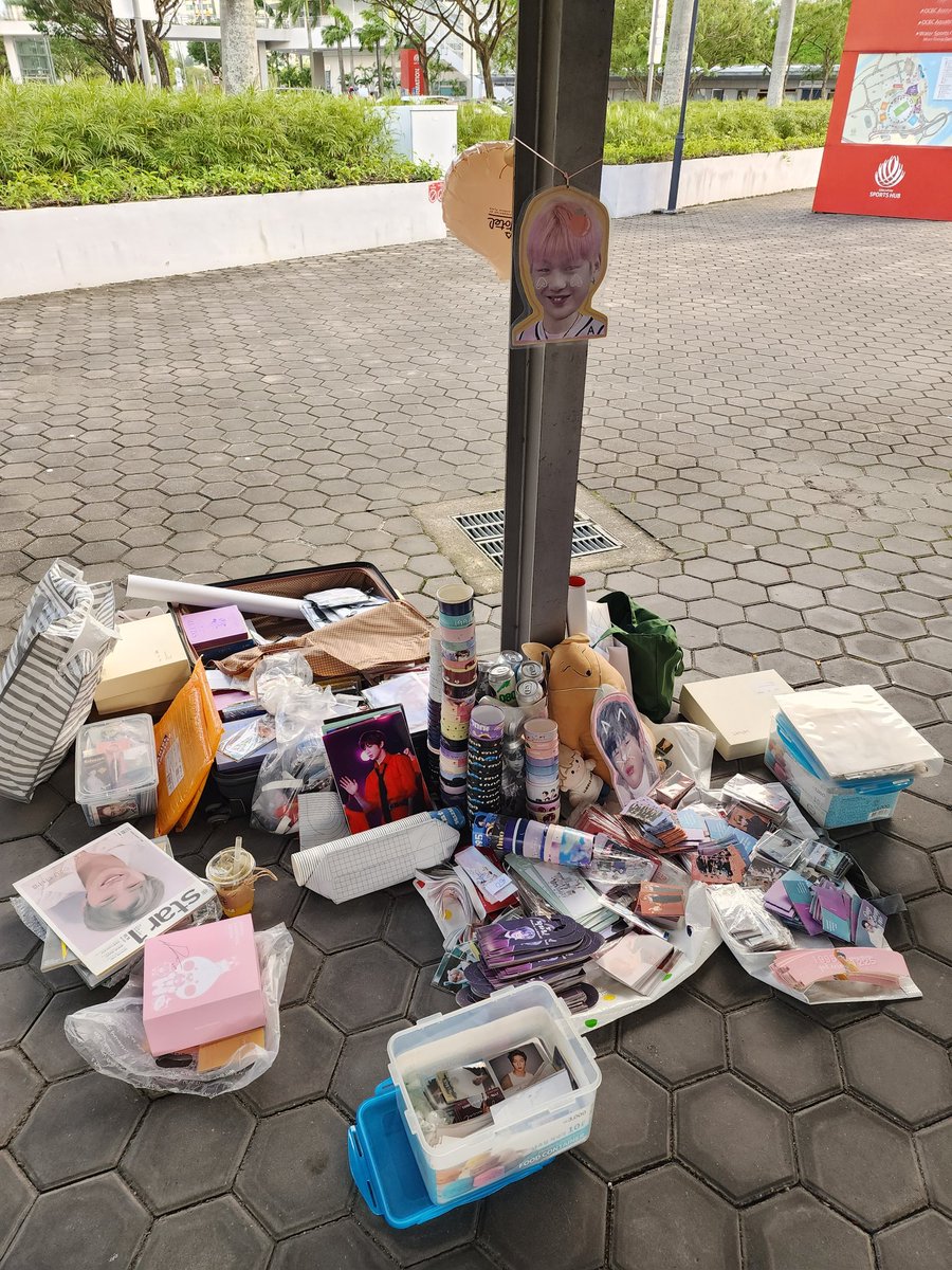Freebies and some items for sale

Please find us near the library

Pls RT/follow to claim 🥰

#KANGDANIEL #강다니엘 
#KANGDANIELinSG #firstparadeinSG