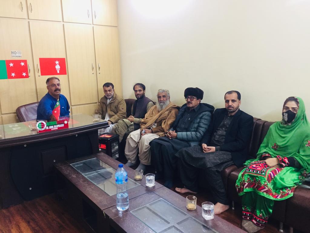 BSO_Pajjar_'s tweet photo. وائس فار بلوچ مسنگ پرسنز کے کا وفد چیرمین نصراللہ بلوچ کے سربراہی میں حوران بلوچ و رشیدہ کے والد ماما غفار کا #NP مرکزی سیکرٹریٹ آمد ،14 فروری کو بی بی رشیدہ اور شوہر رحیم بلوچ کے جبری گمشدگی کے خلاف  احتجاج کے حوالے سے ملاقات کی، بی ایس او (پجار) اس احتجاج میں بھرپور شرکت کریگی۔ https://t.co/BxoVJWV6yv
