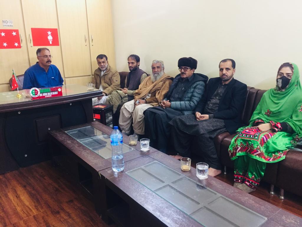 BSO_Pajjar_'s tweet photo. وائس فار بلوچ مسنگ پرسنز کے کا وفد چیرمین نصراللہ بلوچ کے سربراہی میں حوران بلوچ و رشیدہ کے والد ماما غفار کا #NP مرکزی سیکرٹریٹ آمد ،14 فروری کو بی بی رشیدہ اور شوہر رحیم بلوچ کے جبری گمشدگی کے خلاف  احتجاج کے حوالے سے ملاقات کی، بی ایس او (پجار) اس احتجاج میں بھرپور شرکت کریگی۔ https://t.co/BxoVJWV6yv