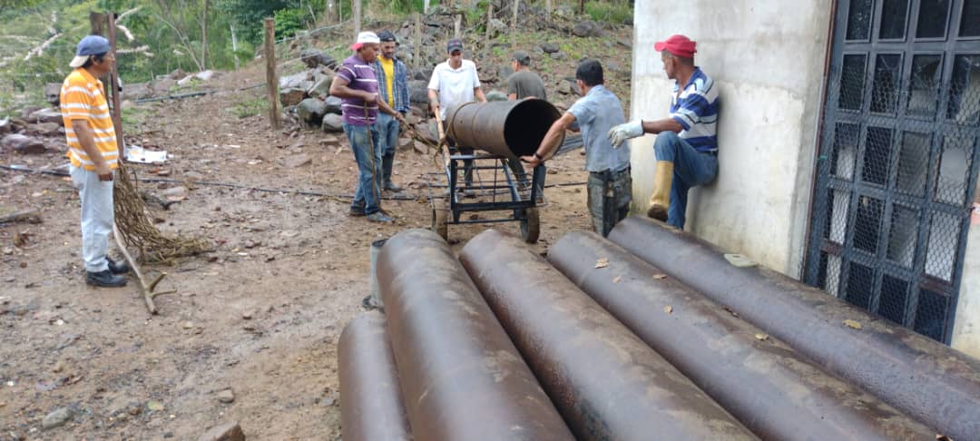 Seguimos trabajando en la segunda fase del acueducto de la aldea la mulata desde la Don Pedra, fortaleciendo las políticas públicas que beneficien al Municipio #PedroMariaUreña.
Gracias al Presidente <a href="/NicolasMaduro/">Nicolás Maduro</a>, al Gobernador <a href="/FreddyBernal/">Freddy Bernal</a>.
<a href="/MunicipioUrena/">COMUNICADOR CLAP_PEDRO MARIA UREÑA</a>
#UreñaSomosTodos.