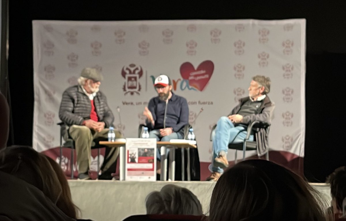 JorgeFolero's tweet photo. Cómo se puede contar tanto, y con una literatura tan brillante cuando a priori no hay nada que contar…haciendo magia @juanmagil https://t.co/FWz81UOXeM