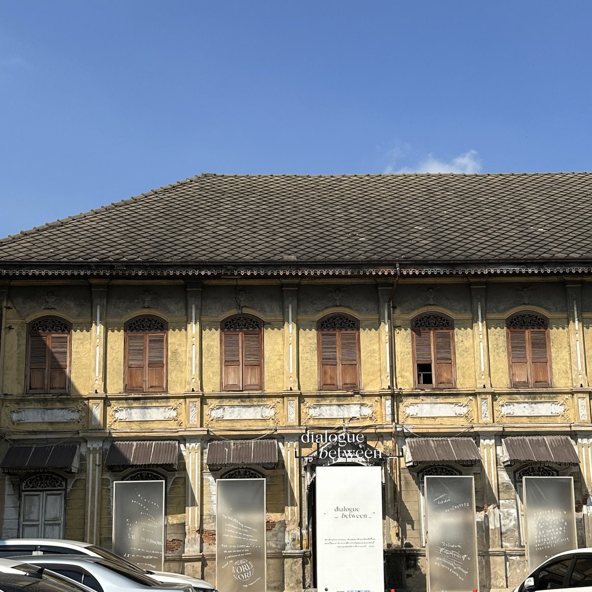 savagosomewhere's tweet image. Bangkok Design Week | ย่านพระนคร
📍 โรงพิมพ์บำรุงนุกูลกิจ มีบริการที่จอดรถด้วย และมี 2 นิทรรศกาลให้เข้าชม [Dialogue Between, ธรรม-ทอง] 🗺️ในย่านนี้การออกแบบภายใต้แนวคิดมิตรบำรุงเมือง ขับเคลื่อนย่านพระนครให้เป็นละแวกบ้านสร้างสรรค์ #bangkokdesignweek2023 #ย่านพระนคร