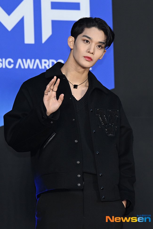 theseoulstory's tweet photo. 📸 CIX at the red carpet of the ‘30th Hanteo Music Awards’ today 💙 @CIX_Official 

#HanteoMusicAwards 
#30th_HMAs_2022 https://t.co/ZhJoIZzYek