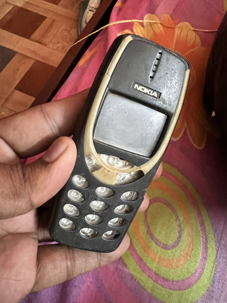 technspice's tweet photo. Appa inum ida bathrama vechirkaru. ❤️
#Myfirstphone #Nokia3310 #memories #FirstPhoneMemories #backinindia #technspice https://t.co/IdcDwLnGtu