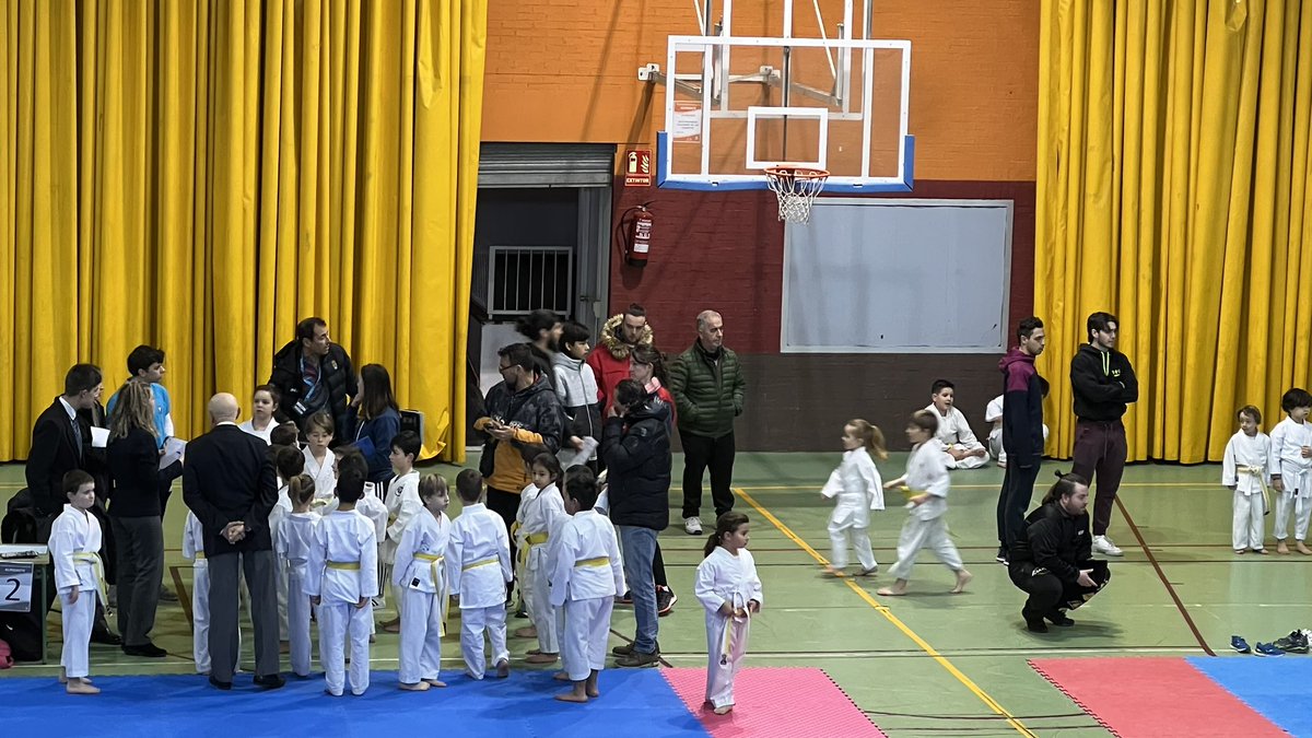 elixirproject's tweet photo. @AlpedreteAyto -2 grados y el polideportivo helado, en una competición de Karate (descalzos) con niños a partir de 5 años. https://t.co/RwX9OFmy10