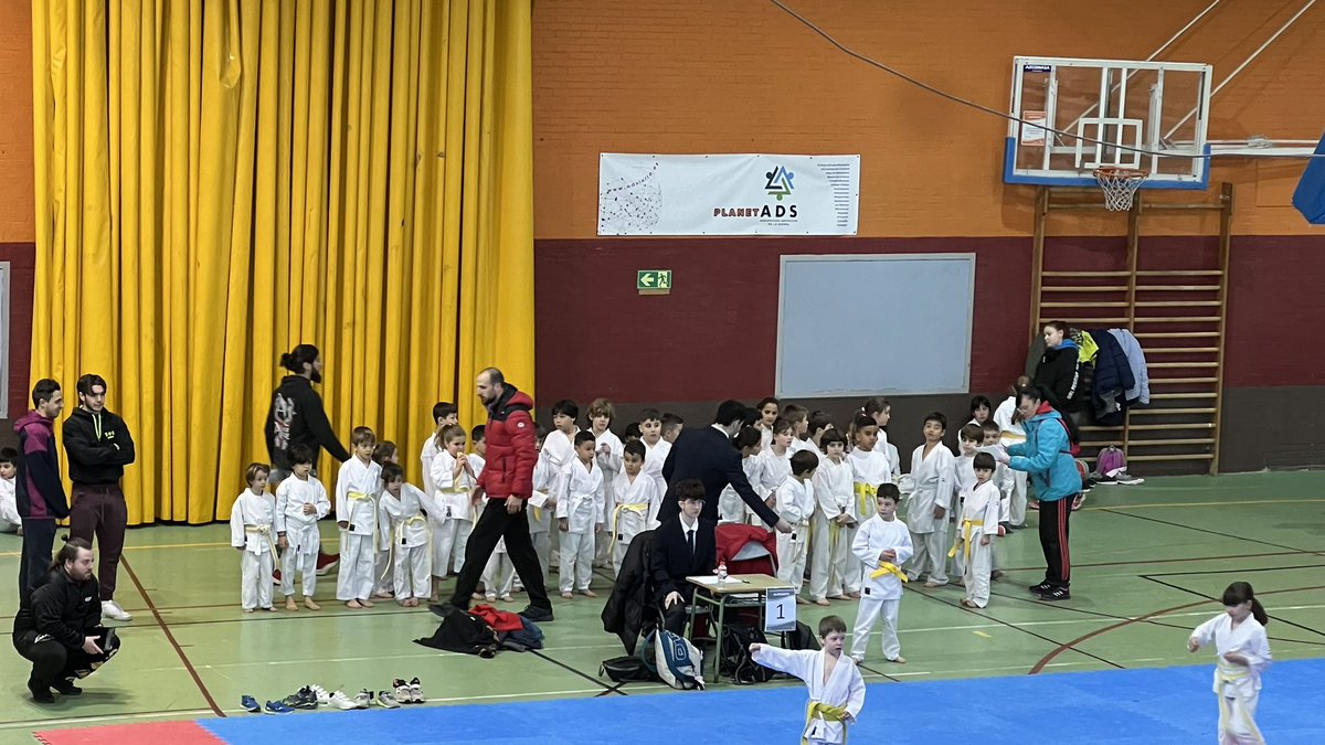elixirproject's tweet photo. @AlpedreteAyto -2 grados y el polideportivo helado, en una competición de Karate (descalzos) con niños a partir de 5 años. https://t.co/RwX9OFmy10