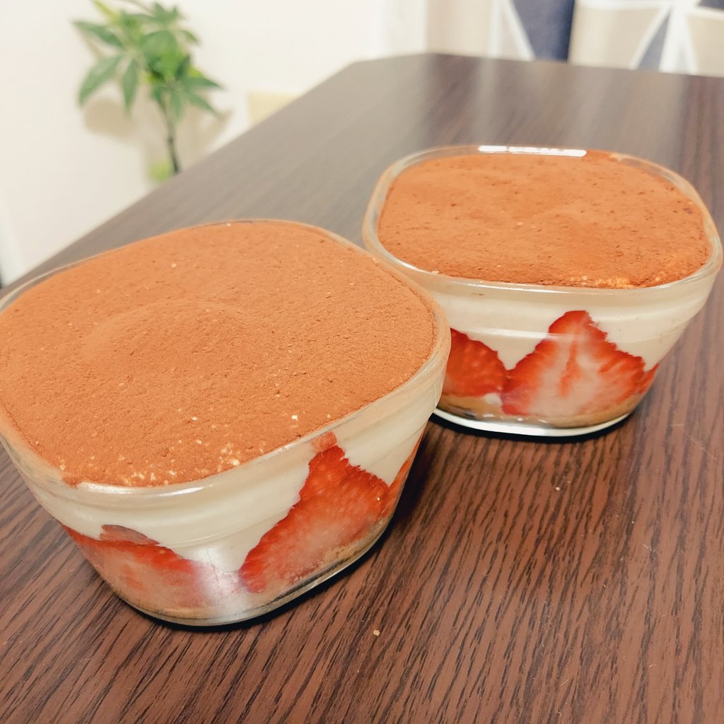 ym_lichi's tweet photo. ちょい早めのバレンタイン♡🍫
今年はいちご入りティラミス🍓
他の料理とか仕込みと一緒にしたからクタクタ〜😓
#バレンタイン
#バレンタインデー 
#手作りバレンタイン
#ティラミス https://t.co/fGnFbKuaEm