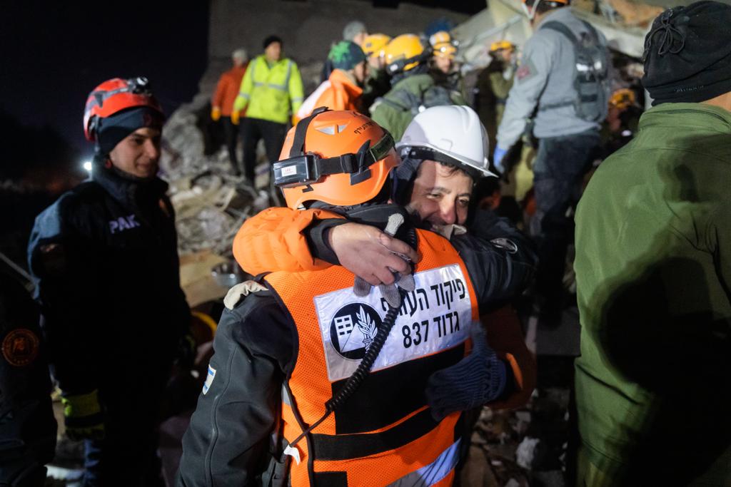 IsraelinTurkey's tweet photo. Onlar vazgeçmedikçe biz de vazgeçmeyeceğiz!

İsrailli bir kurtarma ekibi 36 saatlik zorlu bir çalışma sonucunda bu gece yarısı 9 yaşında bir çocuğu daha enkaz altından kurtarmayı başardı.

#deprem #İsrailTürkiyeninYanında https://t.co/qHH5qdyPjc