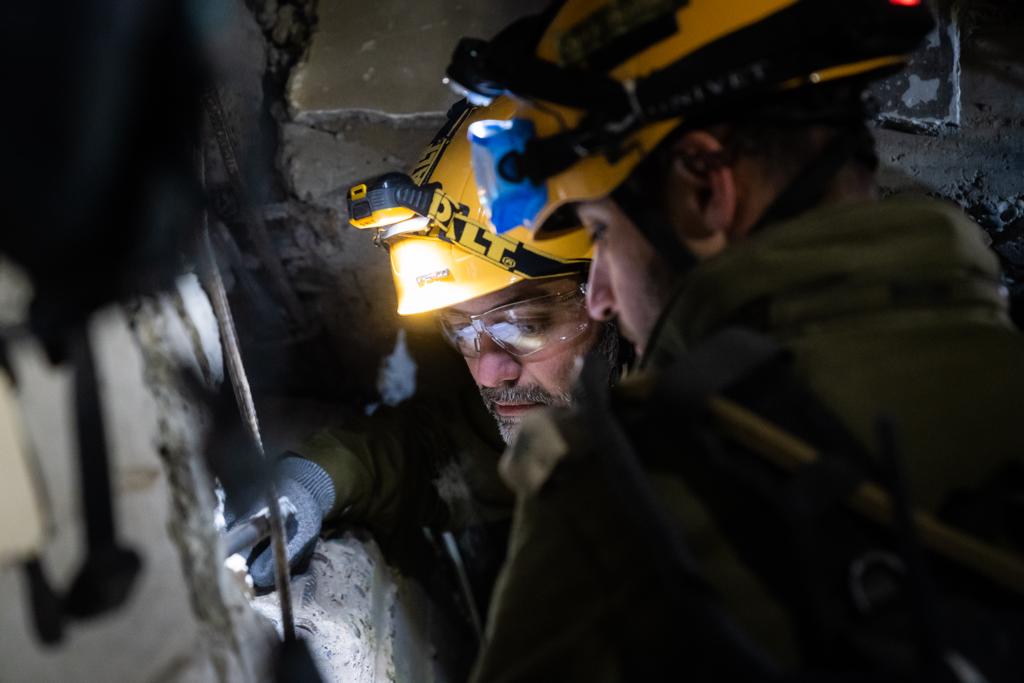 IsraelinTurkey's tweet photo. Onlar vazgeçmedikçe biz de vazgeçmeyeceğiz!

İsrailli bir kurtarma ekibi 36 saatlik zorlu bir çalışma sonucunda bu gece yarısı 9 yaşında bir çocuğu daha enkaz altından kurtarmayı başardı.

#deprem #İsrailTürkiyeninYanında https://t.co/qHH5qdyPjc