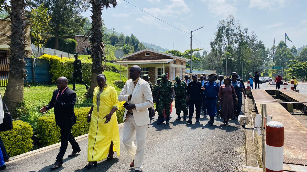 RwandaSouth's tweet photo. Muriki gitondo, ku Mupaka w’Akanyaru, Guverineri @AkayitesiAlice yakiriye abayobozi baturutse mu Gihugu cy’u Burundi bayobowe na Guverineri w’Intara ya Kayanza, bakaza kugirana  ibiganiro bigamije ubufatanye mu Bukungu, Imiyoborere, imibereho myiza y’Abaturage n’Umutekano https://t.co/VKemI1NW4g