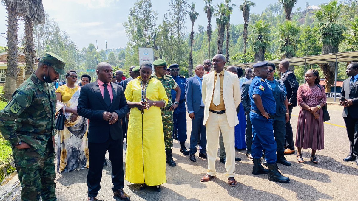 RwandaSouth's tweet photo. Muriki gitondo, ku Mupaka w’Akanyaru, Guverineri @AkayitesiAlice yakiriye abayobozi baturutse mu Gihugu cy’u Burundi bayobowe na Guverineri w’Intara ya Kayanza, bakaza kugirana  ibiganiro bigamije ubufatanye mu Bukungu, Imiyoborere, imibereho myiza y’Abaturage n’Umutekano https://t.co/VKemI1NW4g