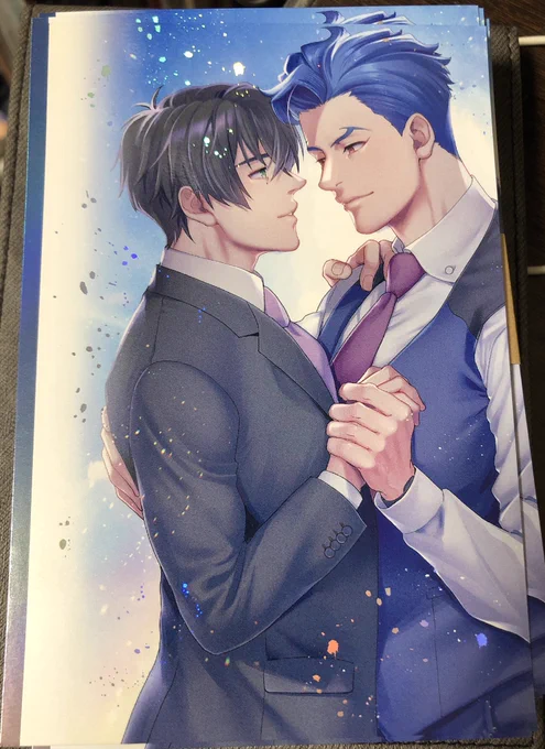 新刊には一冊につき一枚ノベルティとしてホログラムポストカードをおつけします(セット版は中に同梱しています) 