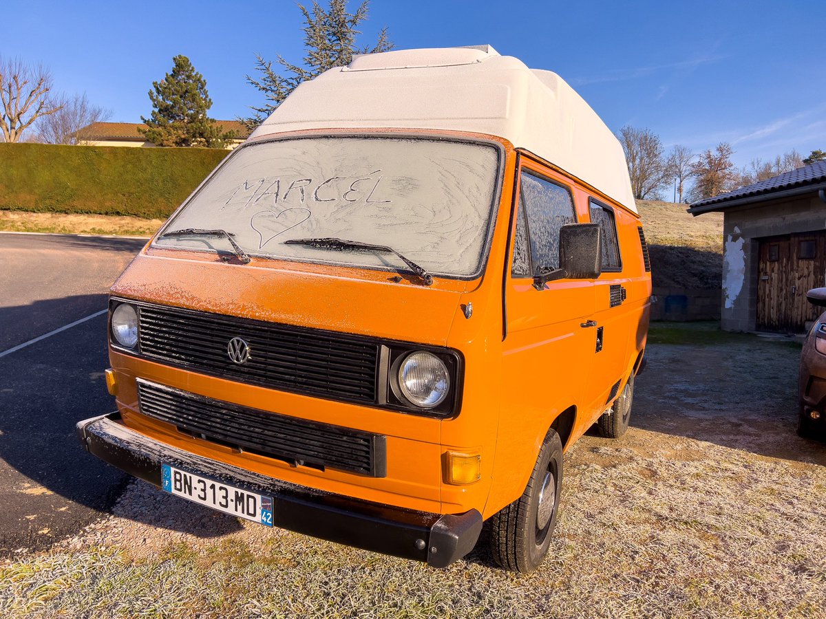 blogtrip's tweet photo. Marcél 🚌 tiene todas sus ventanas, red eléctrica con panel solar 🌞Estamos limpiando 🧽 para aislamiento térmico. nos quedará restaurar muebles, instalar nevera. A ver si estará para la primavera 🤞 
#old #oldcar #clasic #bus #campingcar #vw #volkswagen #vwt3 #volkswagent3 #diy https://t.co/h8scnyy3Rd