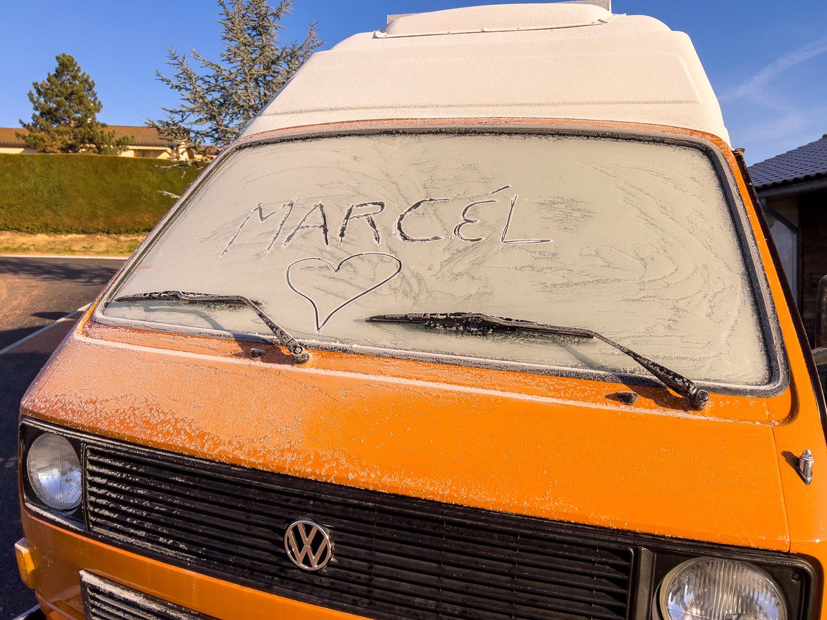 blogtrip's tweet photo. Marcél 🚌 tiene todas sus ventanas, red eléctrica con panel solar 🌞Estamos limpiando 🧽 para aislamiento térmico. nos quedará restaurar muebles, instalar nevera. A ver si estará para la primavera 🤞 
#old #oldcar #clasic #bus #campingcar #vw #volkswagen #vwt3 #volkswagent3 #diy https://t.co/h8scnyy3Rd