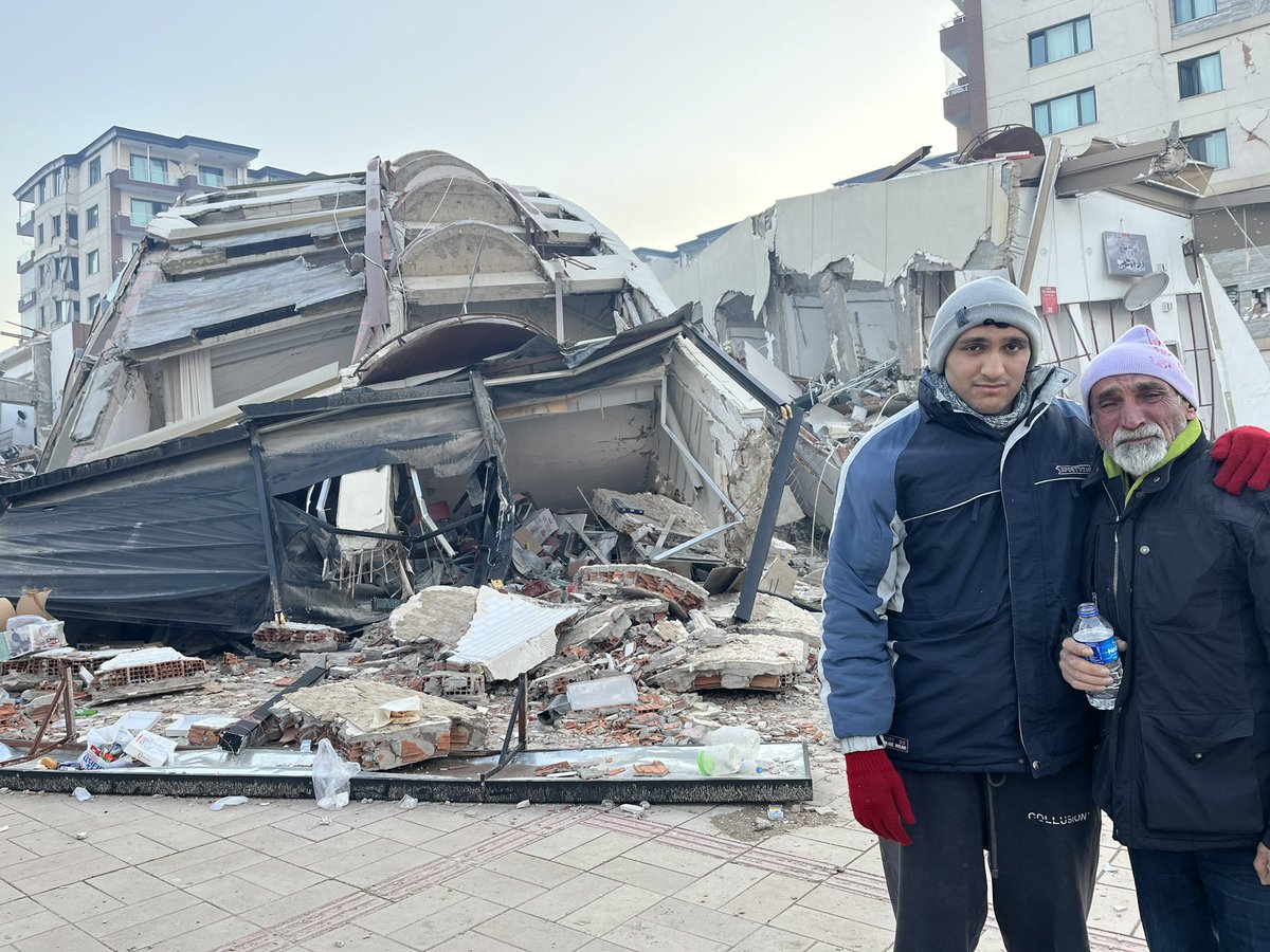 Bu görüntüleri unutmayın. Dönüp bakmak ve bu rezaleti hatırlamak için paylaşıyorum. Kat karşılığı verilen izinler, kaçak yapılar. “Hediye” ile atlatılan bazı engeller. Bunları söylerken korkmuyorum. Neredeyse tüm yakın dostlarımı, annemi kaybettim ben.