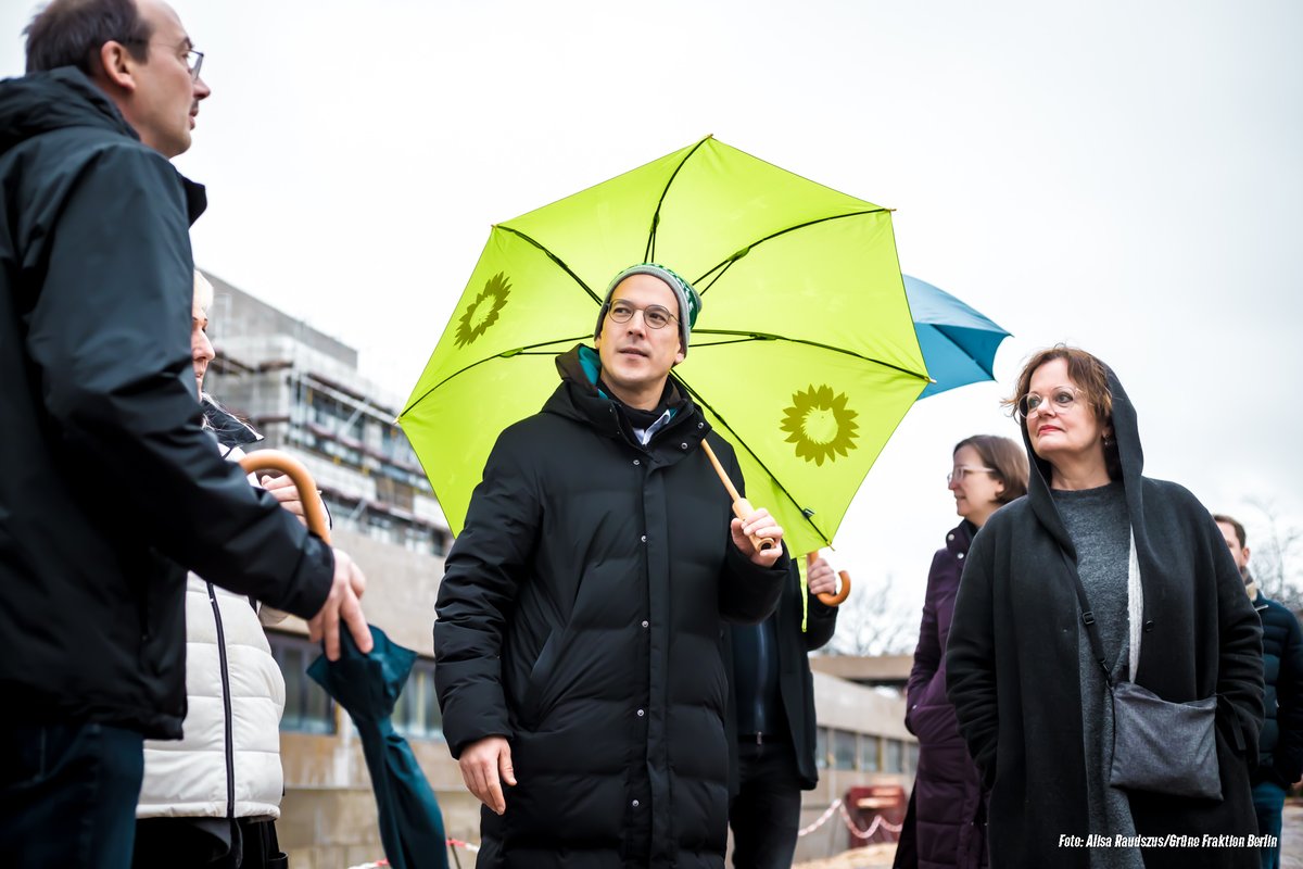 GrueneFraktionB's tweet photo. Berlin ist Wissenschaftshauptstadt! Wir wollen #Forschung & #Inovation weiter stärken. Gut, dass es Orte gibt, die Unternehmen, Start-ups & Wissenschaft zusammenbringen - wie der #CO2-neutrale Campus #FUBIC in Dahlem. Noch Baustelle, aber bald wird es hier grün, smart & innovativ https://t.co/N1PmH1sw4n