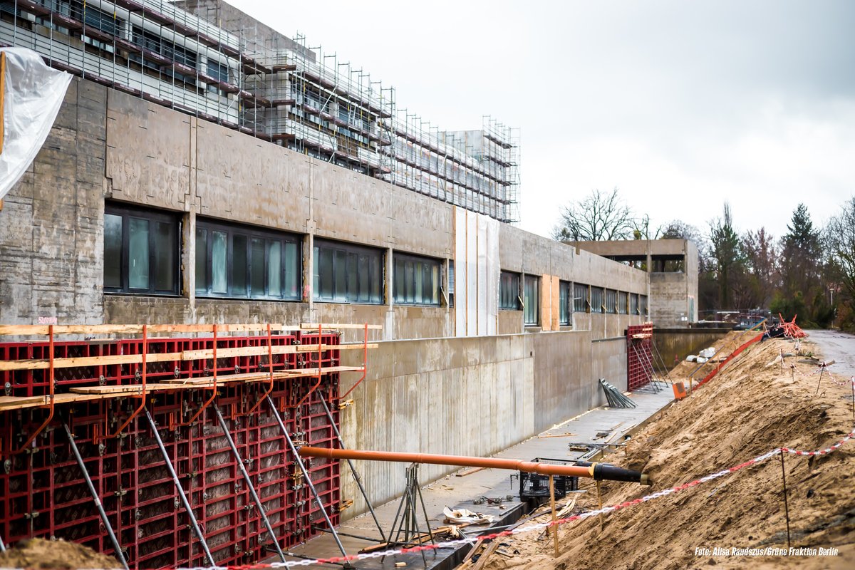 GrueneFraktionB's tweet photo. Berlin ist Wissenschaftshauptstadt! Wir wollen #Forschung & #Inovation weiter stärken. Gut, dass es Orte gibt, die Unternehmen, Start-ups & Wissenschaft zusammenbringen - wie der #CO2-neutrale Campus #FUBIC in Dahlem. Noch Baustelle, aber bald wird es hier grün, smart & innovativ https://t.co/N1PmH1sw4n