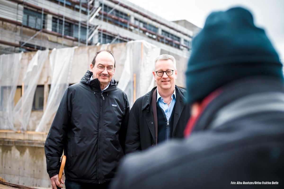GrueneFraktionB's tweet photo. Berlin ist Wissenschaftshauptstadt! Wir wollen #Forschung & #Inovation weiter stärken. Gut, dass es Orte gibt, die Unternehmen, Start-ups & Wissenschaft zusammenbringen - wie der #CO2-neutrale Campus #FUBIC in Dahlem. Noch Baustelle, aber bald wird es hier grün, smart & innovativ https://t.co/N1PmH1sw4n