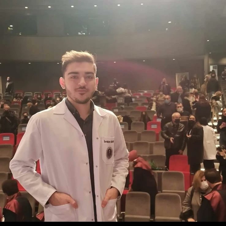 Hatay'da enkaz altında kalan ve ulaşılması için topyekün mücadele ettiğimiz Fakültemiz 3. Sınıf Öğrencisi İbrahim ASAAD'ın da maalesef cenaze haberini aldık. 
Allah rahmet eylesin. Mekanı cennet olsun. Rabbim tüm sevenlerine sabru cemiller ihsan eylesin. 

Başımız sağolsun...