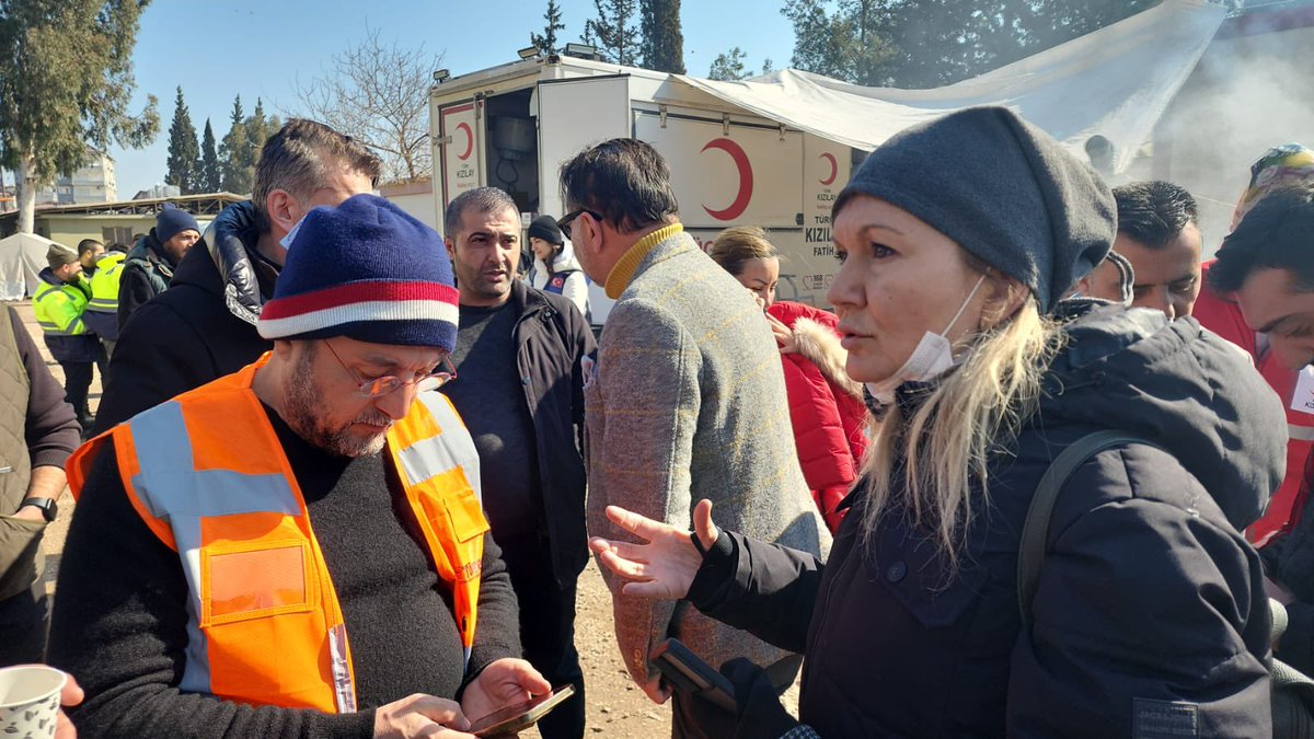 Hatay Kırıkhan belediye bahçesinde toplu sıcak yemek çıkarılıyor. Teyitli ulaştıralım insanlarımıza.