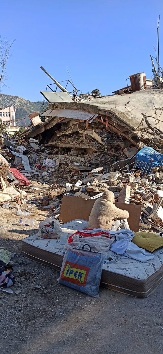 Erdemli hukukçu akademisyenler, avukatlar, hakim ve savcılar...
Bu enkazı hukuk ile kaldıracağız!
Ne bir suçlu kaçabilsin, ne de bir mazlumun hakkı kalsın!
Bu iş hepimizin üzerinde, gereğini yapamazsak vebali hepimize!