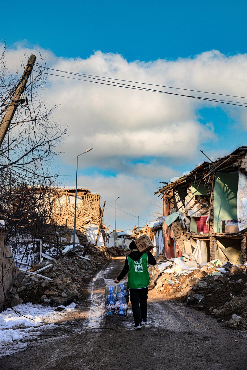 Malatya’dayız. Burası, diğer illerin en soğuğu. Ama hamd olsun giyim ihtiyacı fazlasıyla karşılanmış. Burada en fazla çadır, hijyen kiti ve kuru gıdaya ihtiyaç var. 

Çalışma yapanlar lütfen tek kaleme çalışsın. Karışık gelince ayrıştırması da zor oluyor.