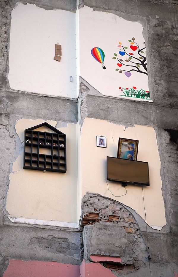 solcugazete's tweet photo. Hatay Antakya’da, yıkılmayan binanın dış duvarının, bitişikteki yıkılan binanın iç duvarı olarak kullanıldığı görüldü: https://t.co/nDL5Qo288P