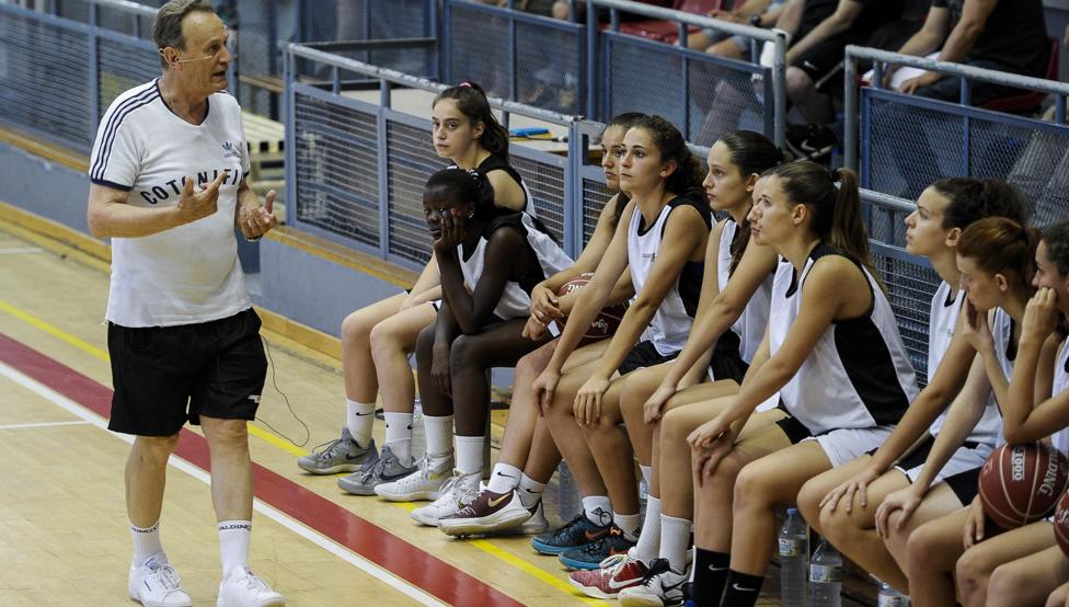 - ¿Qué piensa sobre el baloncesto femenino?

- El entrenador Aíto García Reneses: "Que ellas juegan mejor que los hombres. Su técnica les lleva a controlar todas las situaciones complicadas que se dan en el deporte"