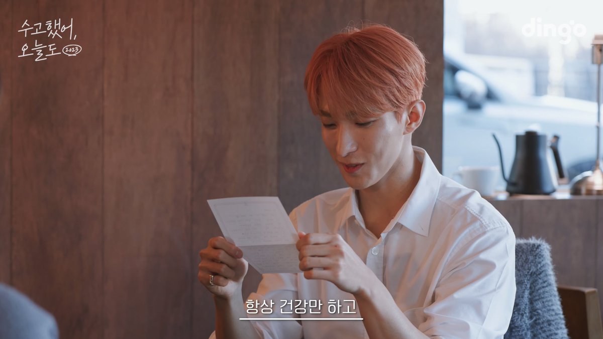 bestboiseokmin's tweet photo. dokyeom made a lunch and gave the fan a camera and even personally read his letter to her as well! he’s so sweet 😭♥️ #도겸 https://t.co/AQRBjgJSKj