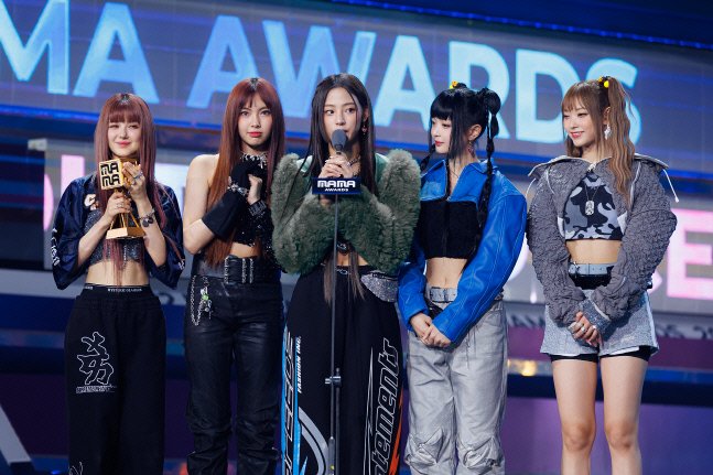 newjimuse's tweet photo. end of the year shows stage outfits https://t.co/q0GVAdt55i