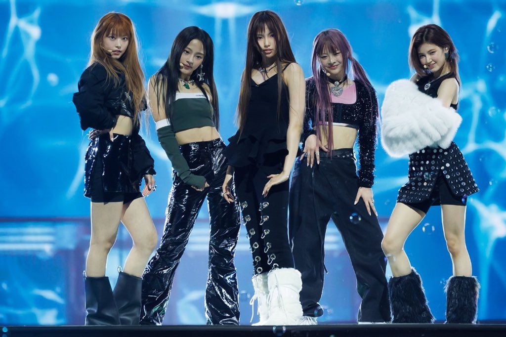 newjimuse's tweet photo. end of the year shows stage outfits https://t.co/q0GVAdt55i
