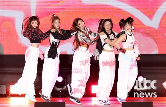 newjimuse's tweet photo. end of the year shows stage outfits https://t.co/q0GVAdt55i