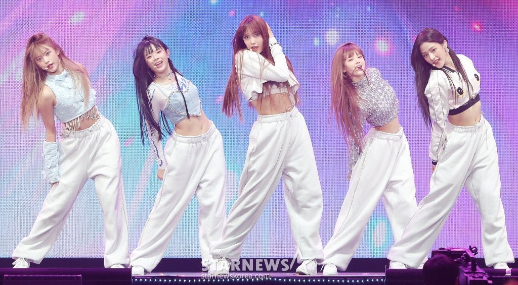 newjimuse's tweet photo. end of the year shows stage outfits https://t.co/q0GVAdt55i