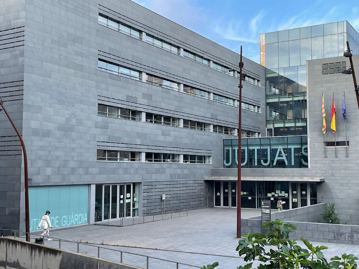 justiciacat's tweet photo. ✍️ El Govern renova el conveni amb el CGPJ per acreditar el coneixement del català dels jutges.  Els aspirants a la carrera judicial hauran d’acreditar, ara, el nivell C1 de català en lloc del B2.

ℹ️ https://t.co/A8zEc6odTm https://t.co/CftoxIRqpF