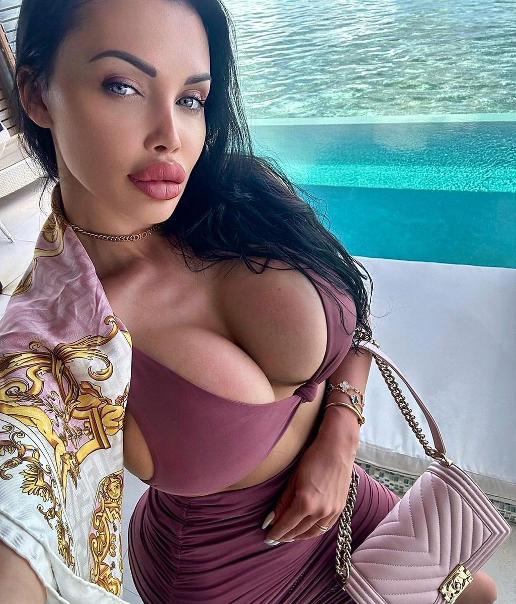 catfish_supreme's tweet photo. For all my male whores 🦶🏻 #findom #goddess #catfish #Crypto https://t.co/MSwpZNNcc6