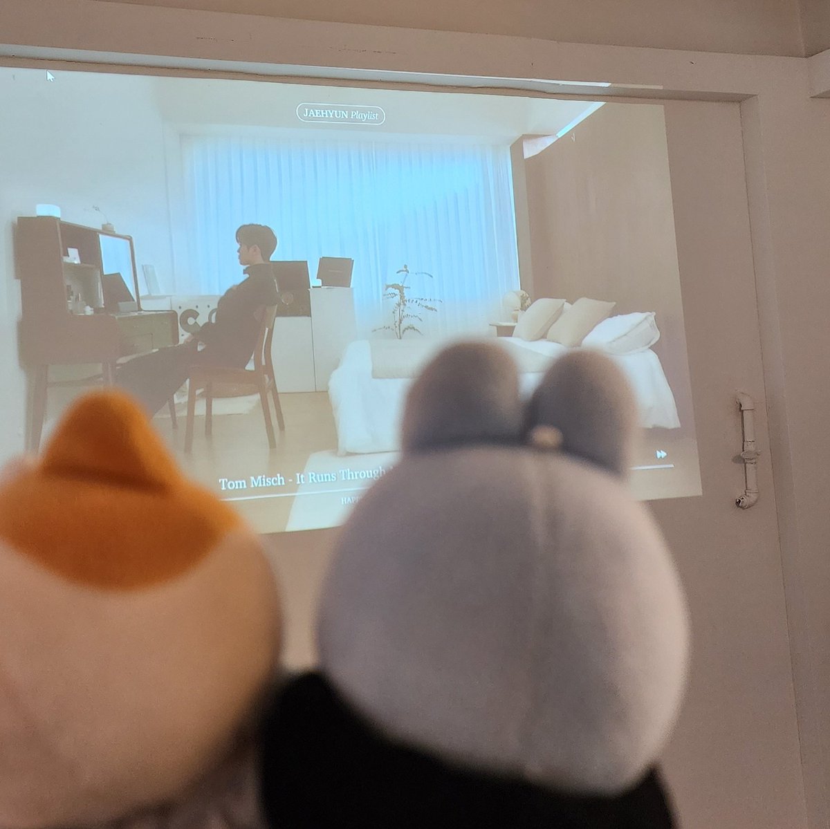 adorabletsuki's tweet photo. 정말 내부 인테리어가 감성 넘치는 카페!!
간판부터가 너무... 좋았어요...
컵 키링 다 킹름다운 사진이라 
행복하고 또 행복햇습니다,,
#The_Valetines_1997 https://t.co/q5JVqXb7WK