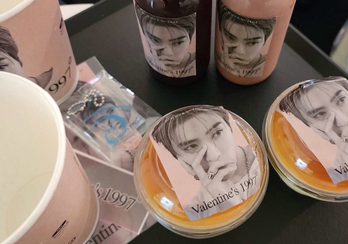 adorabletsuki's tweet photo. 정말 내부 인테리어가 감성 넘치는 카페!!
간판부터가 너무... 좋았어요...
컵 키링 다 킹름다운 사진이라 
행복하고 또 행복햇습니다,,
#The_Valetines_1997 https://t.co/q5JVqXb7WK