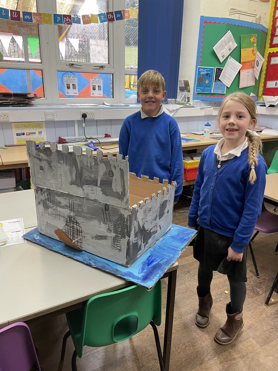 YsgolCiliauParc's tweet photo. Cafodd dosbarth Gwalia llawer o hwyl yn cwblhau eu prosiect Cestyll yr wythnos hyn! ๐ฐ #dosbarthGwalia #cestyll https://t.co/HSPGheREoB