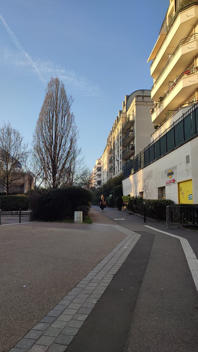 Maison_Blanche's tweet photo. Bonjour de Maison Blanche #Chatillon 👋🌞
Balade matinale, Coulée verte et rue André Gide https://t.co/aZyi12OoAL
