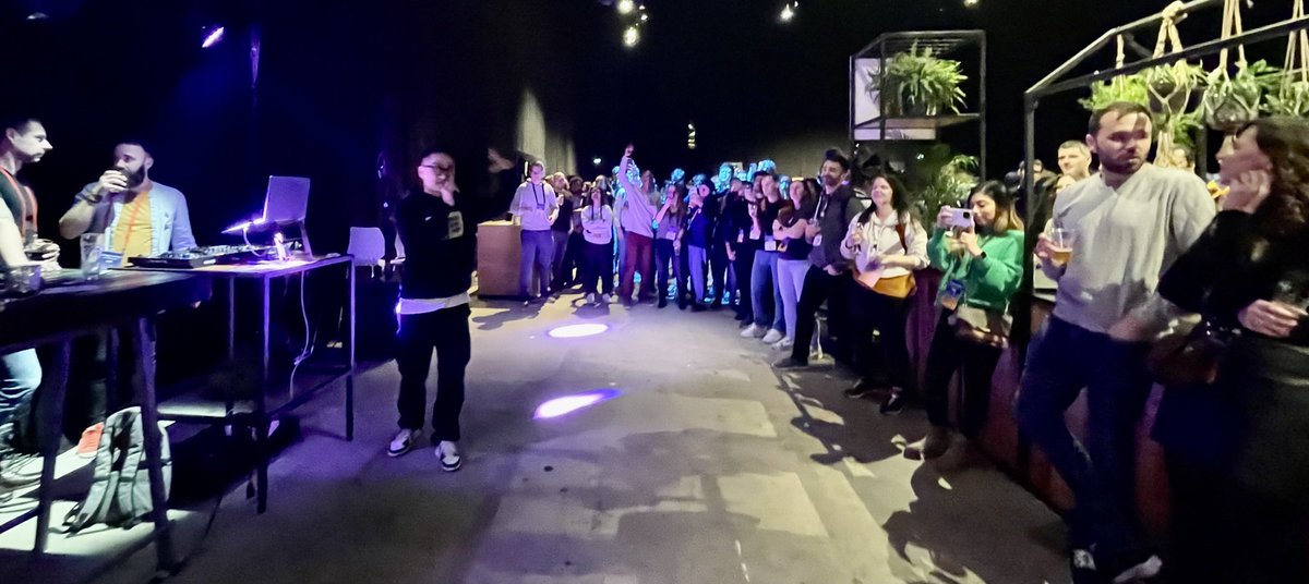 lukevscostas's tweet image. Which was more valuable? Their technical talks or karaoke game? 😂
Great performances by @CompuIves & @youyuxi 🎸🎤🎵
#jsworldconference #vuejsamsterdam