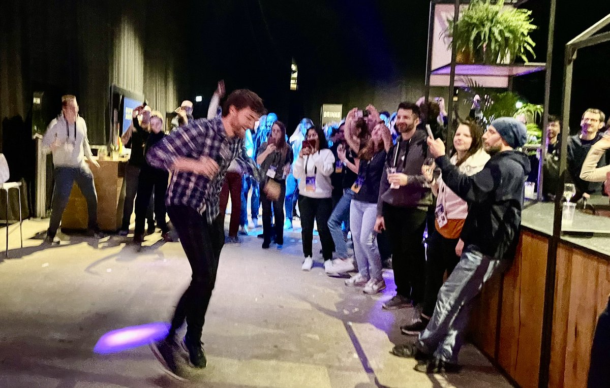 lukevscostas's tweet image. Which was more valuable? Their technical talks or karaoke game? 😂
Great performances by @CompuIves & @youyuxi 🎸🎤🎵
#jsworldconference #vuejsamsterdam