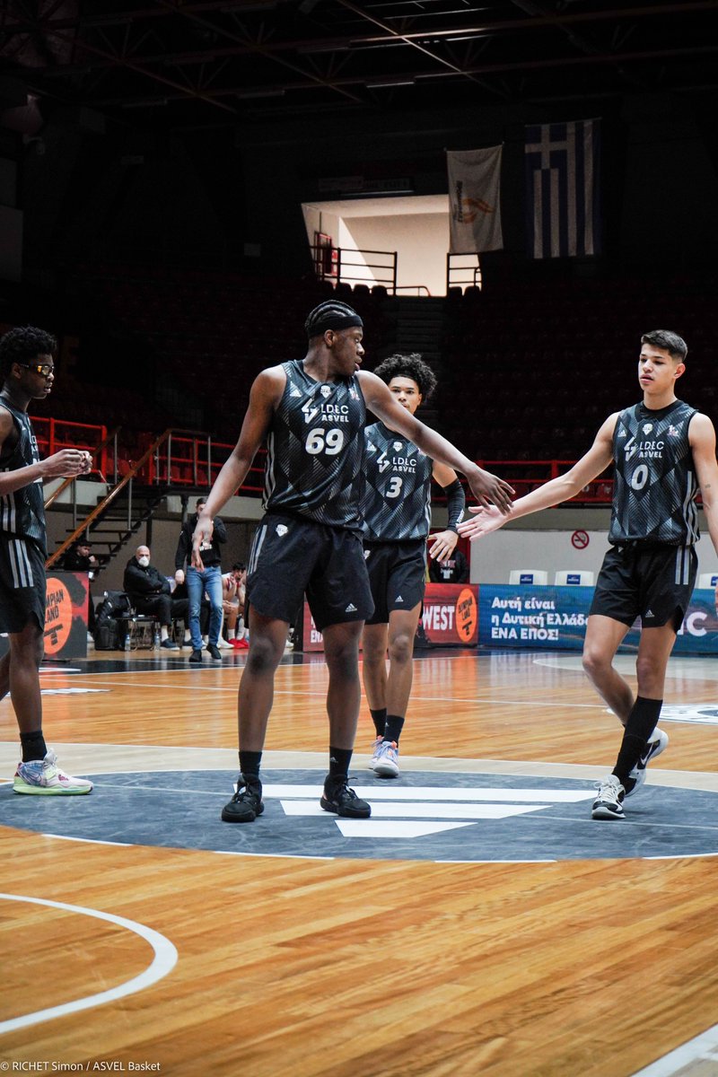 asvelbasketasso's tweet image. Prestation solide ! Nos U18 remportent ce second match face à l'Olympiacos 74-53 🔝
Mervyn Muamba (2005) : 16 pts, 5 rebonds, 2 steals pour 20 pir
Mathis Courbon (2005) : 8 pts, 10 rebonds, 3 assists pour 20 pir
Rendez-vous ce soir à 20h30 pour une place en finale 👊
#TeamASVEL