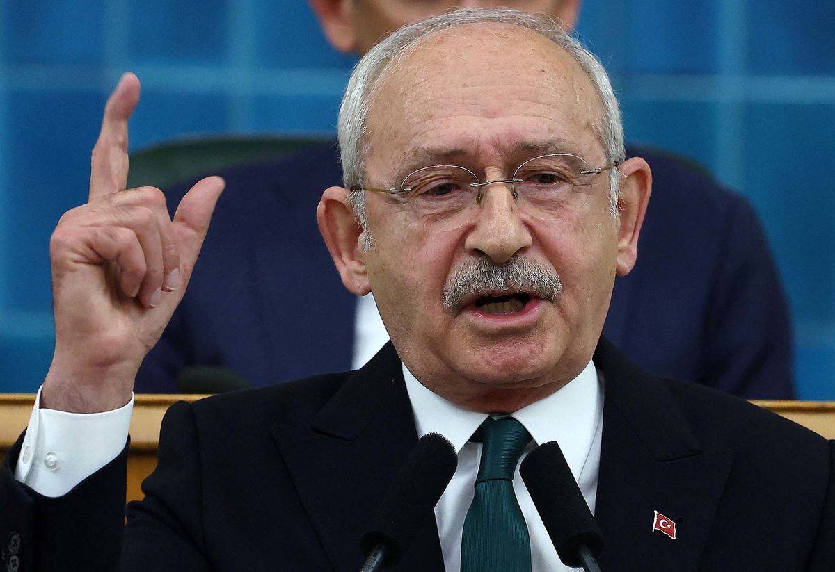 JanHofdijk's tweet photo. Maar het is onduidelijk wat er met dat geld is gebeurd. Vragen hierover heeft Erdogan altijd ontweken. „Ze smeren de handpalmen van hun trawanten in met die aardbevingsbelasting”, zegt KEMAL KILICDAROGLU, leider van de CHP. „Waar is dat geld gebleven? Het is verdwenen.” (NRC-H). https://t.co/OuuzgvLnSI