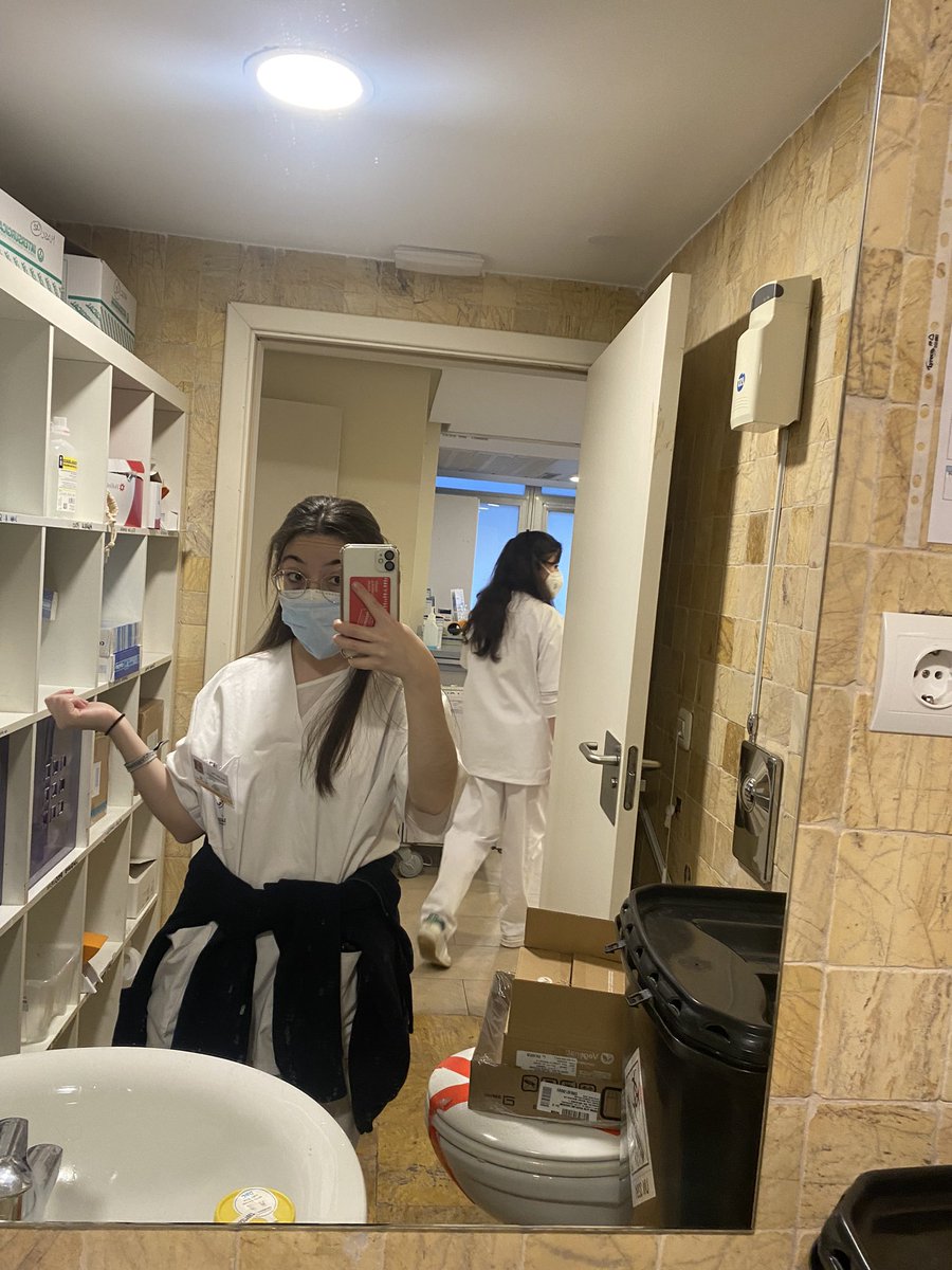 El lunes es mi último día de prácticas en la residencia y ahora no me quiero ir.
Que bonito es sentir que puedes ayudar a tantas personas con pequeños actos y como llena de satisfacción cuando te dicen cosas tan bonitas como que llenas de luz la residencia. Siempre en mi ❤️